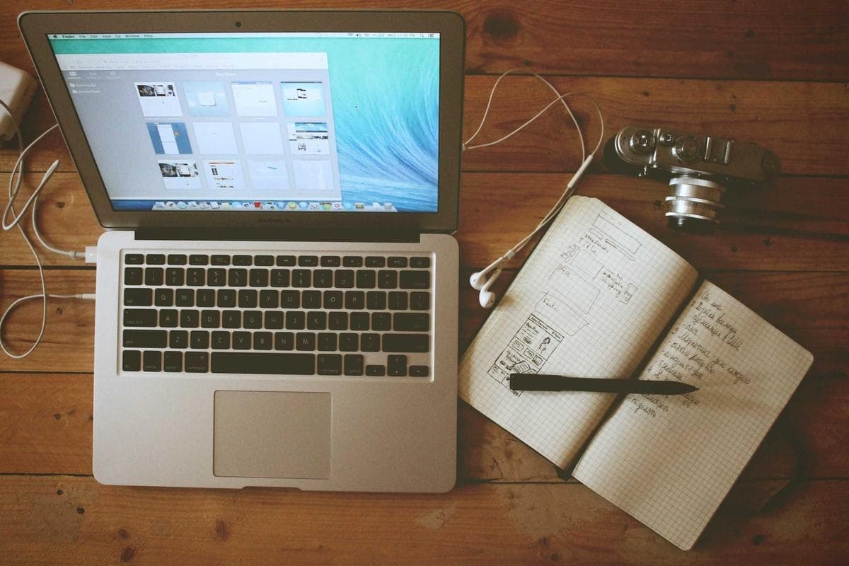 Web sitesi çalışmaları için dizüstü bilgisayarlı çalışma masası